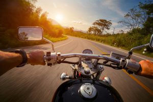 bestuurder rijden motorfiets op de lege asfaltweg